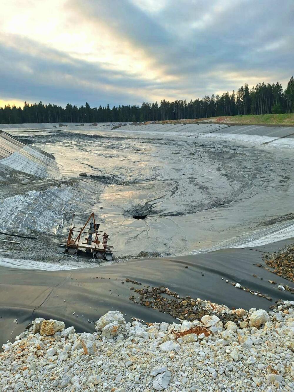 <p>Šljaka i otpadne vode iz Rudnika olova i cinka Šuplja stijena otekle i zamutile izvorište Badanja.</p>  <p>Iz Rudnika tvrde da na to nisu mogli da utiču, a šteta po životnu sredinu biće utvrđena narednih dana</p>