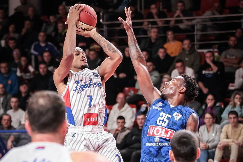 Džons i Rajt u duelu tokom nedavno završene sezone, Foto: KK Igokea/Marija Vuruna