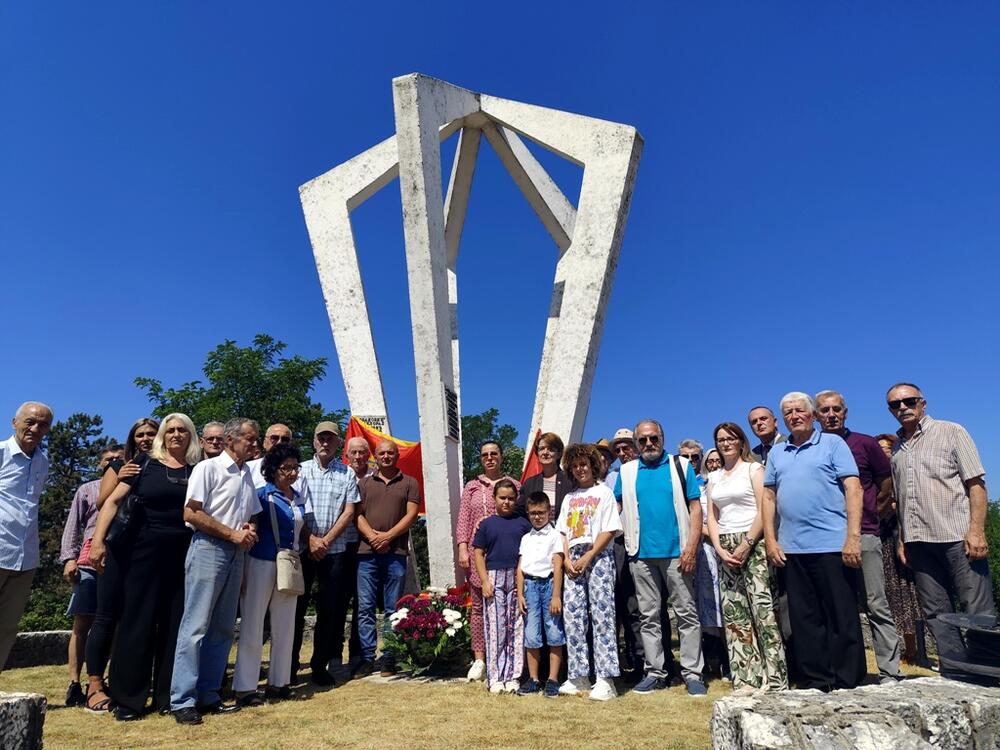 <p>Spomenik je rad Slobodana Vukajlovića, čijih pet stubova sjedinjenih u baklju slobode, predstavlja pet stubova na koje su prilikom strijeljanja vezivane grupe od po pet logoraša</p>