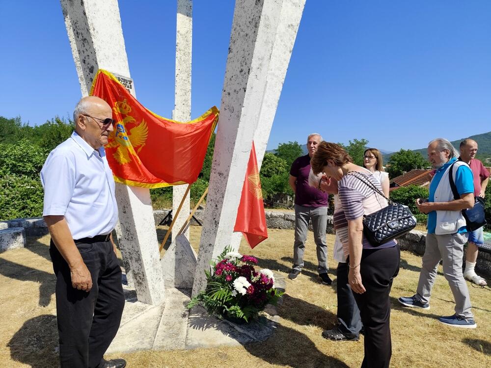 <p>Spomenik je rad Slobodana Vukajlovića, čijih pet stubova sjedinjenih u baklju slobode, predstavlja pet stubova na koje su prilikom strijeljanja vezivane grupe od po pet logoraša</p>