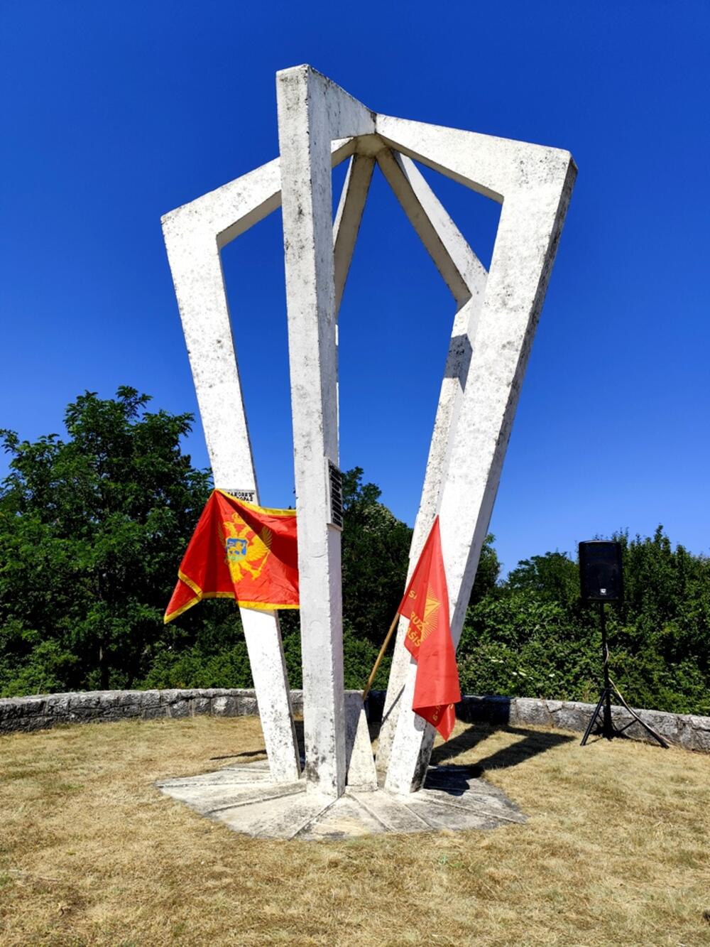 <p>Spomenik je rad Slobodana Vukajlovića, čijih pet stubova sjedinjenih u baklju slobode, predstavlja pet stubova na koje su prilikom strijeljanja vezivane grupe od po pet logoraša</p>