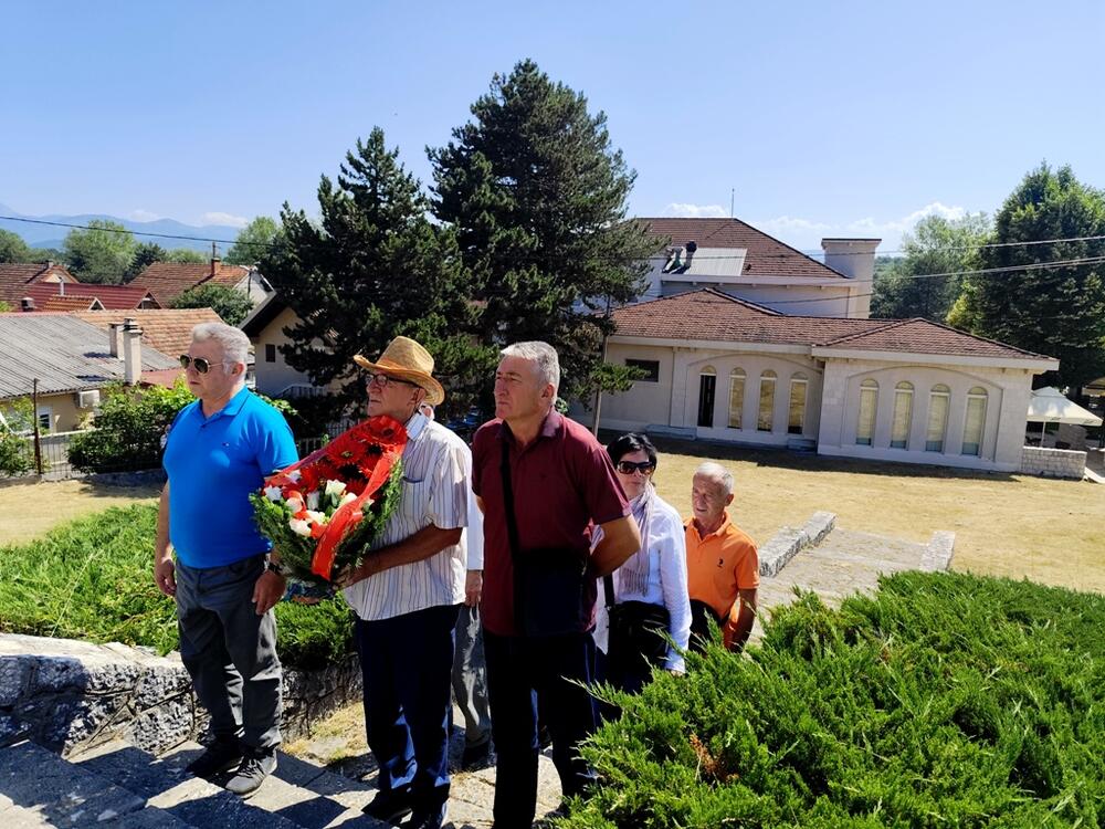<p>Spomenik je rad Slobodana Vukajlovića, čijih pet stubova sjedinjenih u baklju slobode, predstavlja pet stubova na koje su prilikom strijeljanja vezivane grupe od po pet logoraša</p>
