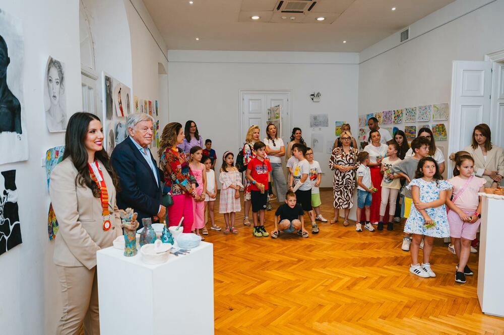 <p>Humanitarna izložba dječjih radova održana je u Dvorcu Petrovića. Crteže su stvarala djeca iz podgoričkih osnovnih škola, vrtića i umjetničkih centara, uz podršku svojih mentora, učiteljica i roditelja</p>