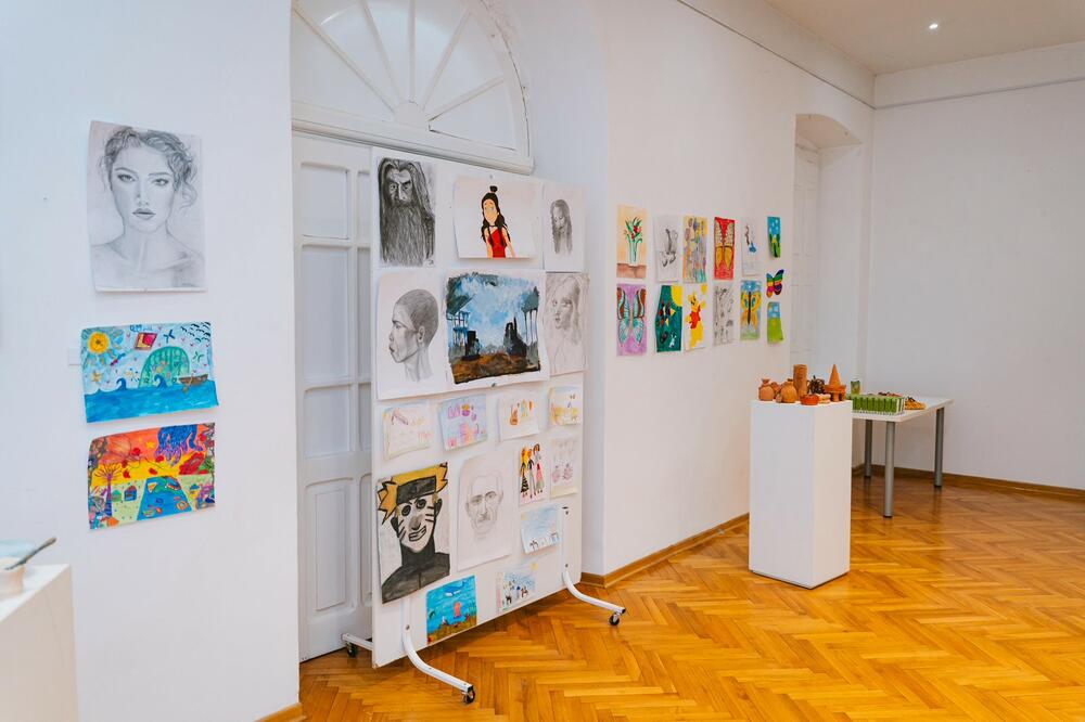 <p>Humanitarna izložba dječjih radova održana je u Dvorcu Petrovića. Crteže su stvarala djeca iz podgoričkih osnovnih škola, vrtića i umjetničkih centara, uz podršku svojih mentora, učiteljica i roditelja</p>