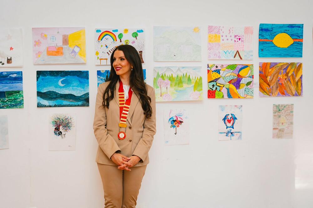 <p>Humanitarna izložba dječjih radova održana je u Dvorcu Petrovića. Crteže su stvarala djeca iz podgoričkih osnovnih škola, vrtića i umjetničkih centara, uz podršku svojih mentora, učiteljica i roditelja</p>