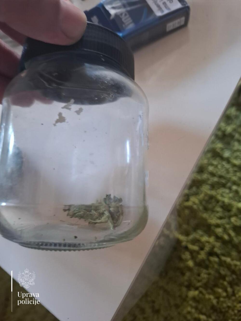 <p>Uhapšeni državljani Turske T.T. (24) i C.E. (26), oduzeto oko 930 grama marihuane</p>