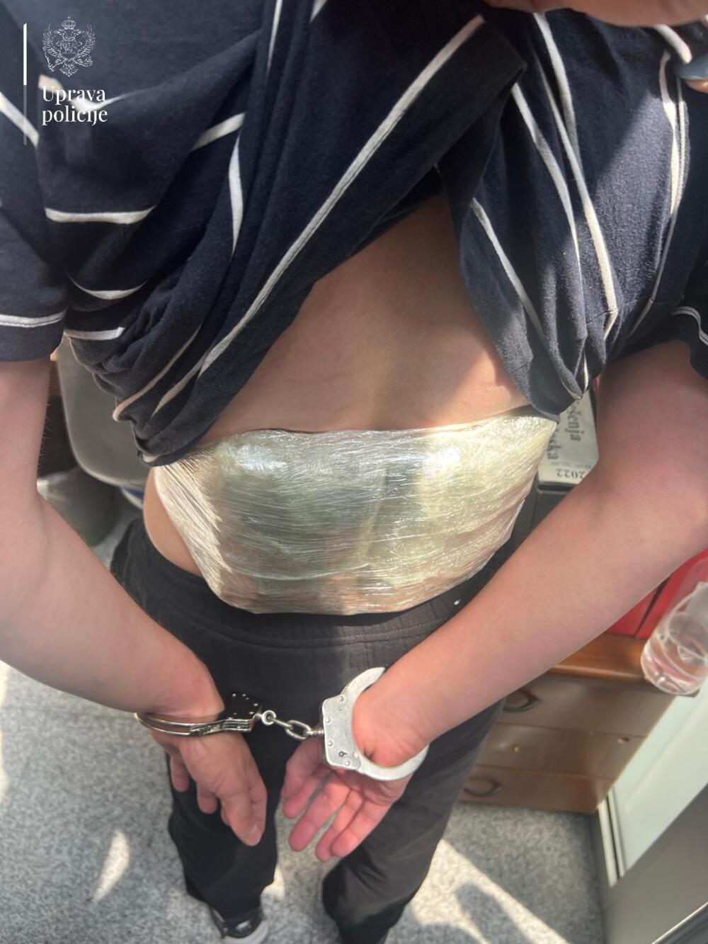 <p>Uhapšeni državljani Turske T.T. (24) i C.E. (26), oduzeto oko 930 grama marihuane</p>