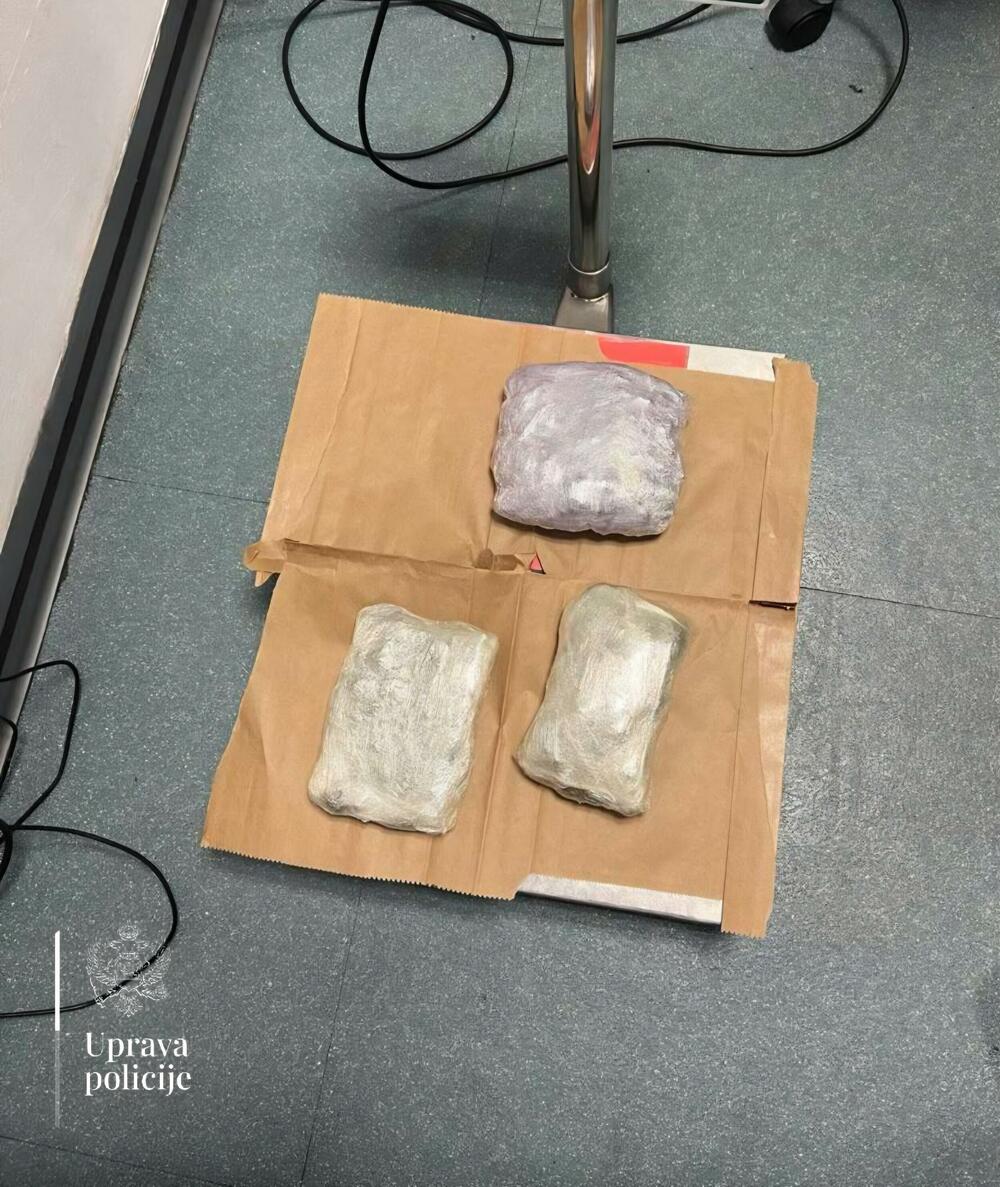 <p>Uhapšeni državljani Turske T.T. (24) i C.E. (26), oduzeto oko 930 grama marihuane</p>