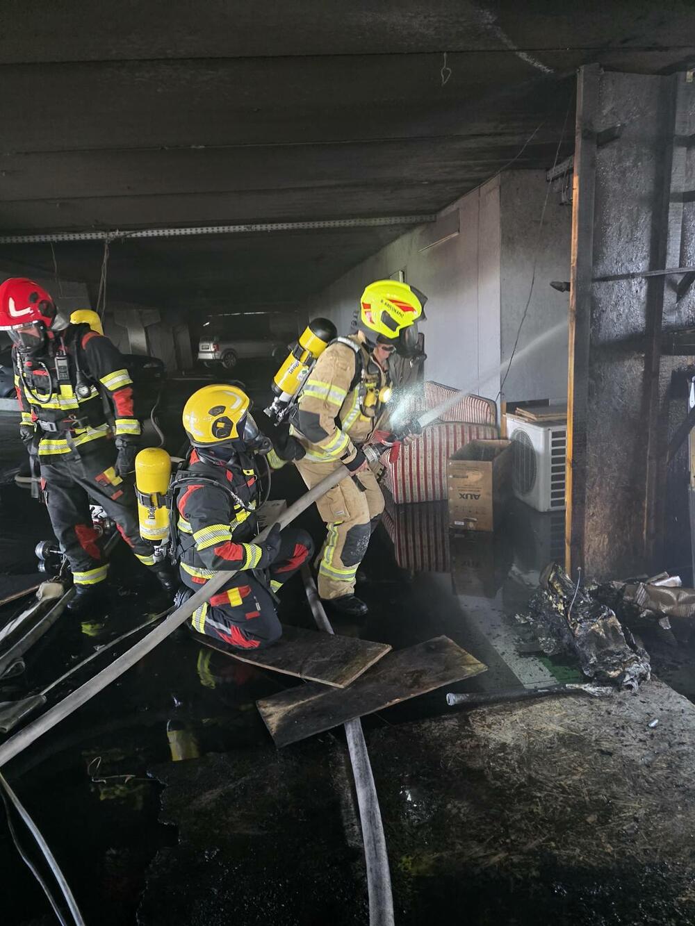<p>U garaži koja je, kako nezvanično saznajemo, vlasništvo jednog ruskog državljanina, nalazi se veći broj vozila od kojih većina pripada stranim državljanima koji povremeno žive u Crnoj Gori</p>