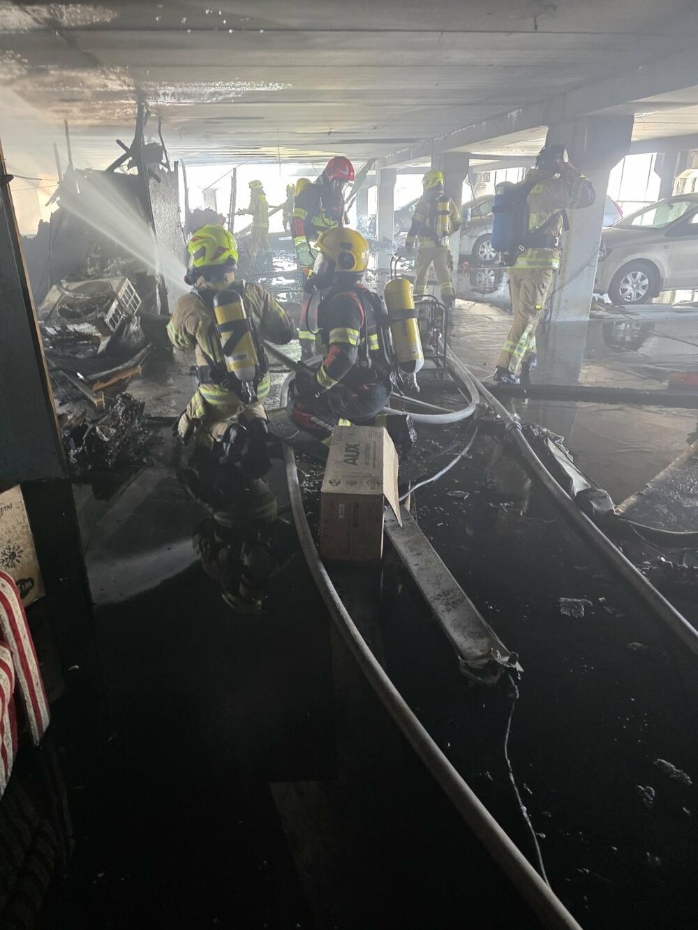 <p>U garaži koja je, kako nezvanično saznajemo, vlasništvo jednog ruskog državljanina, nalazi se veći broj vozila od kojih većina pripada stranim državljanima koji povremeno žive u Crnoj Gori</p>