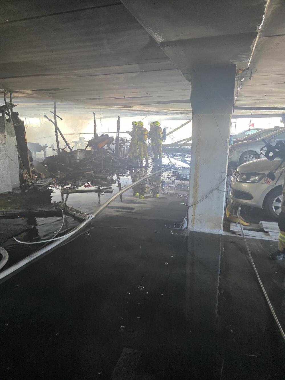 <p>U garaži koja je, kako nezvanično saznajemo, vlasništvo jednog ruskog državljanina, nalazi se veći broj vozila od kojih većina pripada stranim državljanima koji povremeno žive u Crnoj Gori</p>