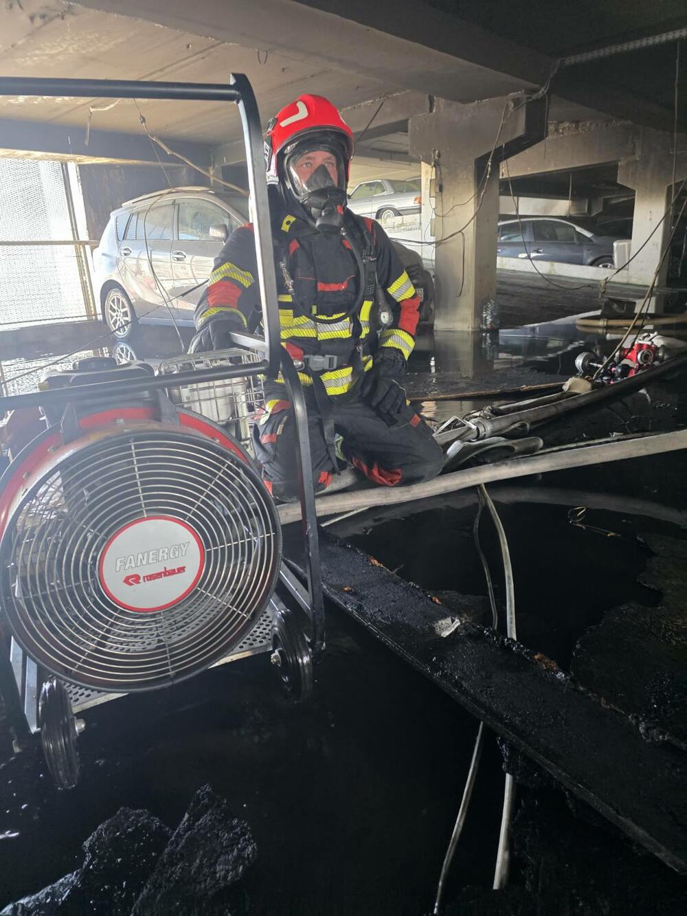 <p>U garaži koja je, kako nezvanično saznajemo, vlasništvo jednog ruskog državljanina, nalazi se veći broj vozila od kojih većina pripada stranim državljanima koji povremeno žive u Crnoj Gori</p>