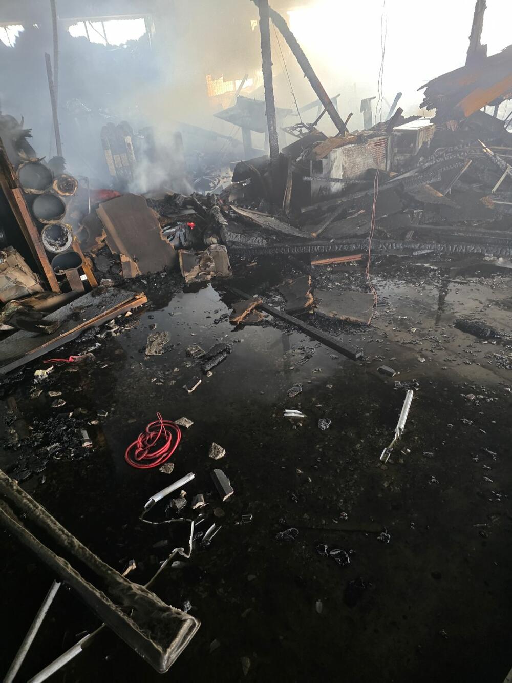 <p>U garaži koja je, kako nezvanično saznajemo, vlasništvo jednog ruskog državljanina, nalazi se veći broj vozila od kojih većina pripada stranim državljanima koji povremeno žive u Crnoj Gori</p>