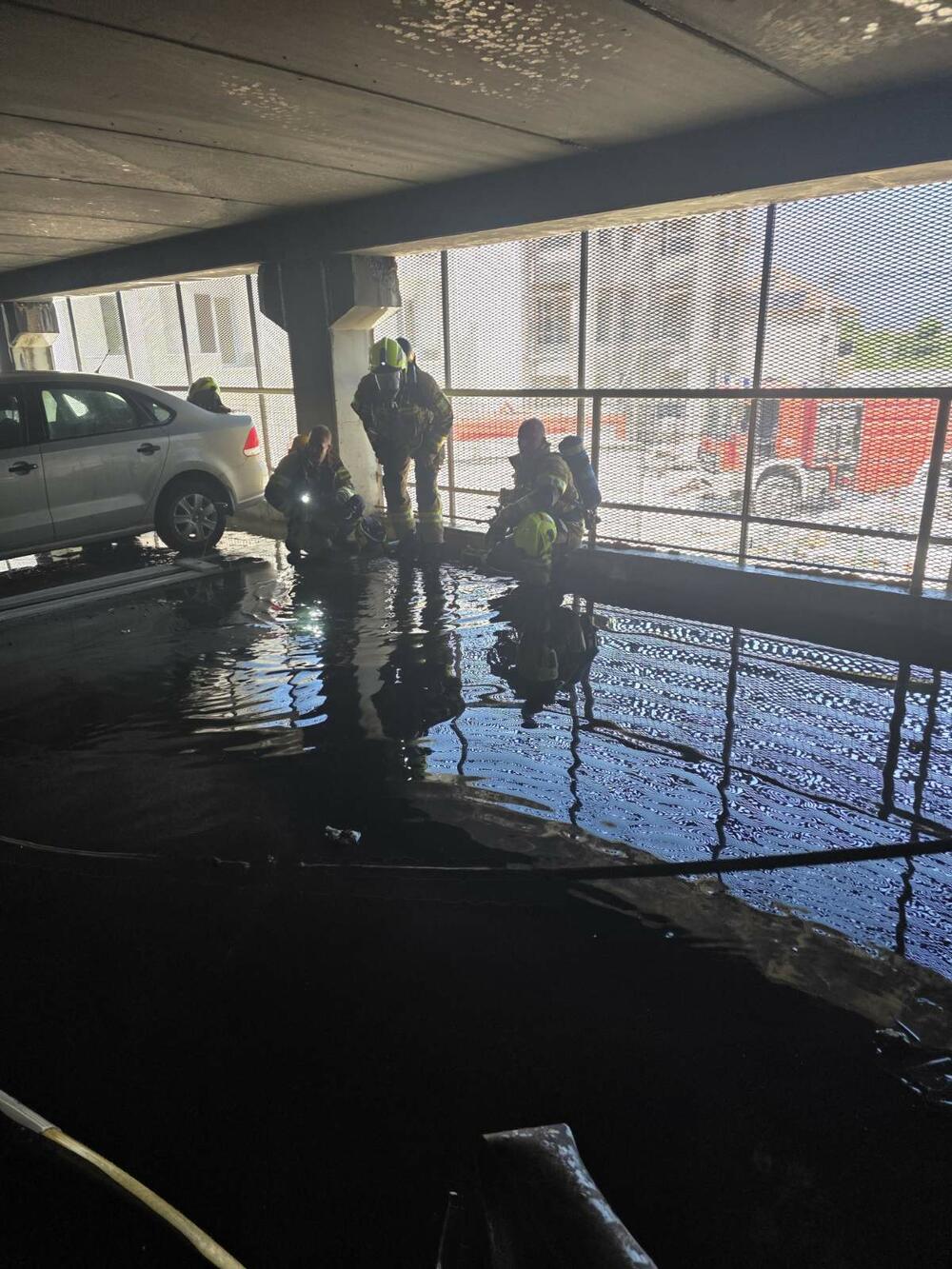 <p>U garaži koja je, kako nezvanično saznajemo, vlasništvo jednog ruskog državljanina, nalazi se veći broj vozila od kojih većina pripada stranim državljanima koji povremeno žive u Crnoj Gori</p>