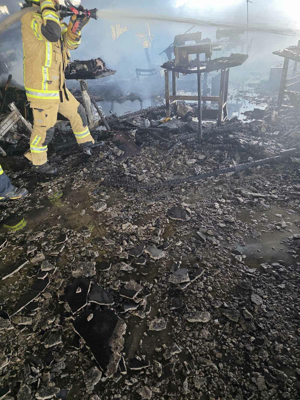 <p>U garaži koja je, kako nezvanično saznajemo, vlasništvo jednog ruskog državljanina, nalazi se veći broj vozila od kojih većina pripada stranim državljanima koji povremeno žive u Crnoj Gori</p>