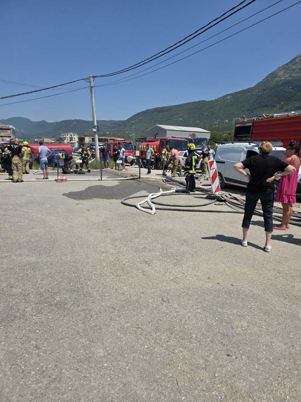 <p>U garaži koja je, kako nezvanično saznajemo, vlasništvo jednog ruskog državljanina, nalazi se veći broj vozila od kojih većina pripada stranim državljanima koji povremeno žive u Crnoj Gori</p>