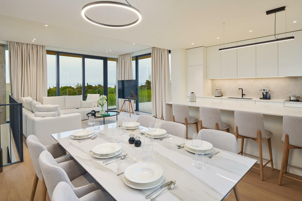 <p>Petram Resort & Residences nalazi se u sjeverozapadnom dijelu Istre i predstavlja jedan od najsveobuhvatnijih turističkih real estate projekata u regionu. Riječ je o savremenom hotelsko-rezidencijalnom kompleksu koji je razvila kompanija MK Group, kao dio dugoročne strategije razvoja održivog i luksuznog turizma na Jadranu.</p>