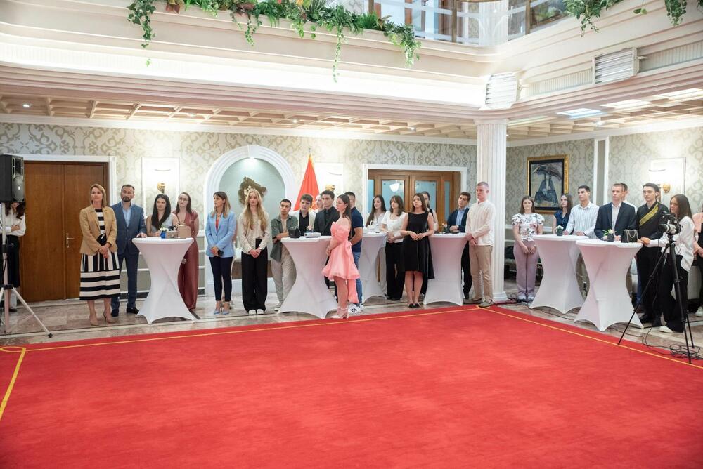 <p>Predsjednik Crne Gore je u Vili Gorica upriličio prijem i nagradio najbolje učenike srednjih škola generacije 2024/2025.</p>