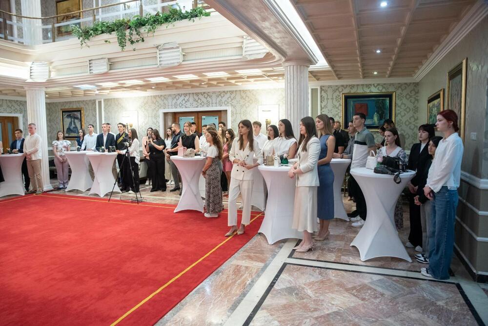 <p>Predsjednik Crne Gore je u Vili Gorica upriličio prijem i nagradio najbolje učenike srednjih škola generacije 2024/2025.</p>