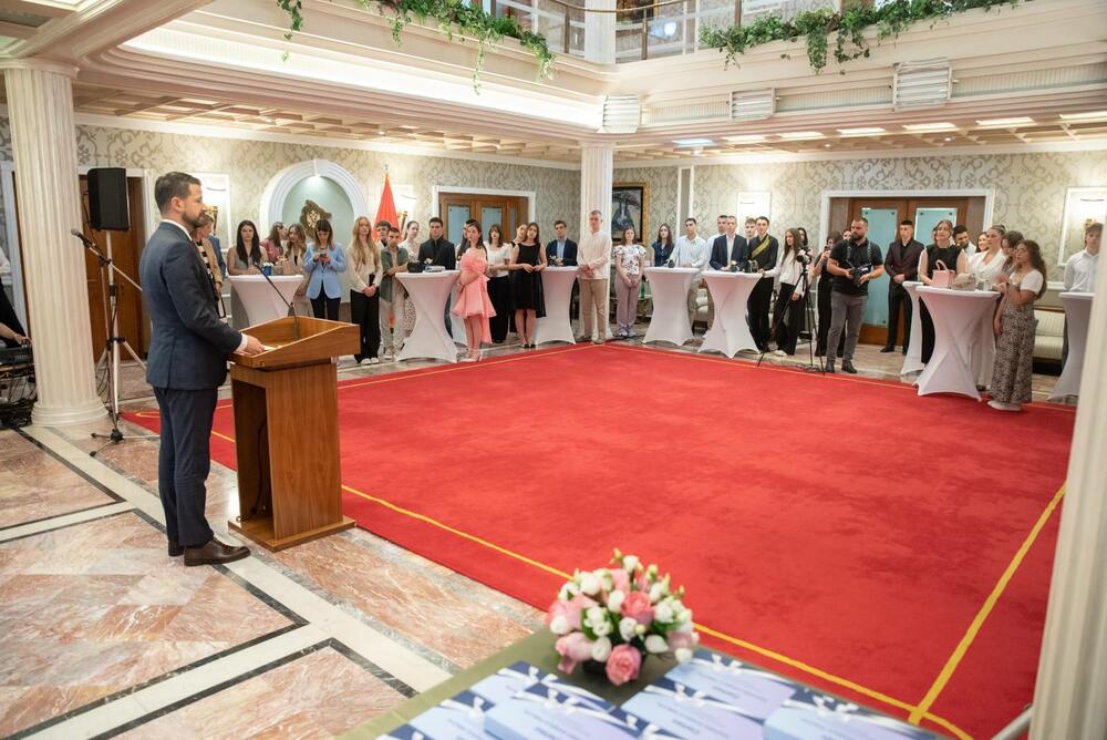 <p>Predsjednik Crne Gore je u Vili Gorica upriličio prijem i nagradio najbolje učenike srednjih škola generacije 2024/2025.</p>