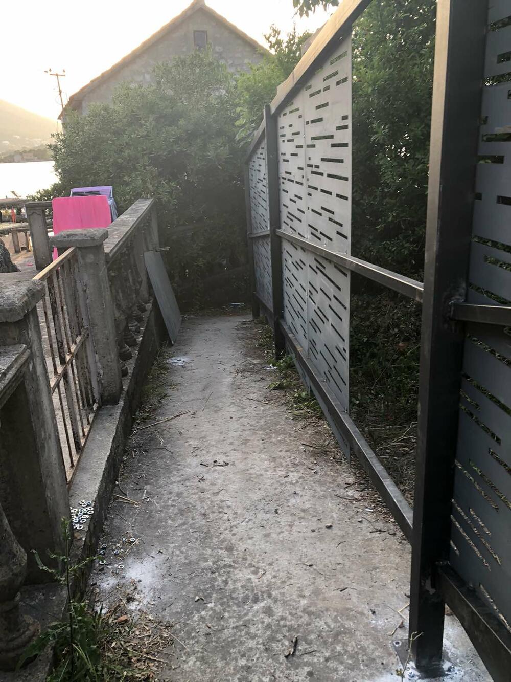 <p>Vlasnik susjedne parcele zemljišta u Kaluđerovini u Tivatskom zalivu podigao metalnu odgradu i time objekte potpuno odsjekao od kopnene veze sa svijetom. Komunalna policija i inspekcija ispituju slučaj i na sudu</p>