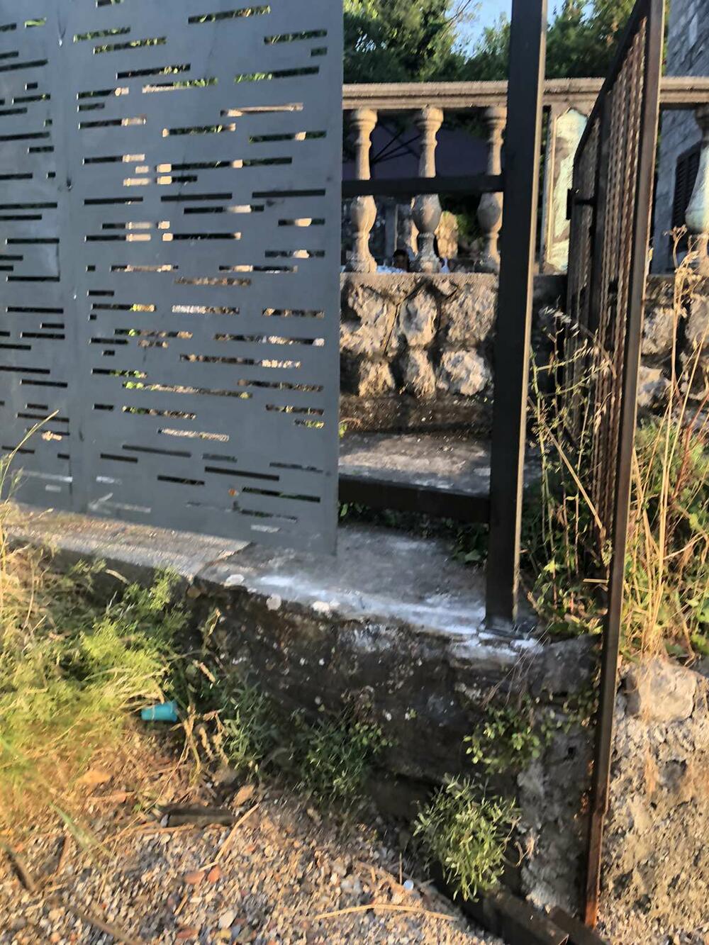 <p>Vlasnik susjedne parcele zemljišta u Kaluđerovini u Tivatskom zalivu podigao metalnu odgradu i time objekte potpuno odsjekao od kopnene veze sa svijetom. Komunalna policija i inspekcija ispituju slučaj i na sudu</p>