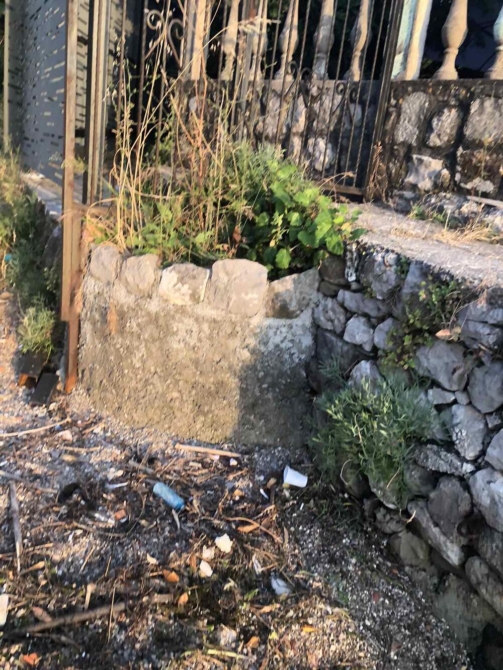 <p>Vlasnik susjedne parcele zemljišta u Kaluđerovini u Tivatskom zalivu podigao metalnu odgradu i time objekte potpuno odsjekao od kopnene veze sa svijetom. Komunalna policija i inspekcija ispituju slučaj i na sudu</p>