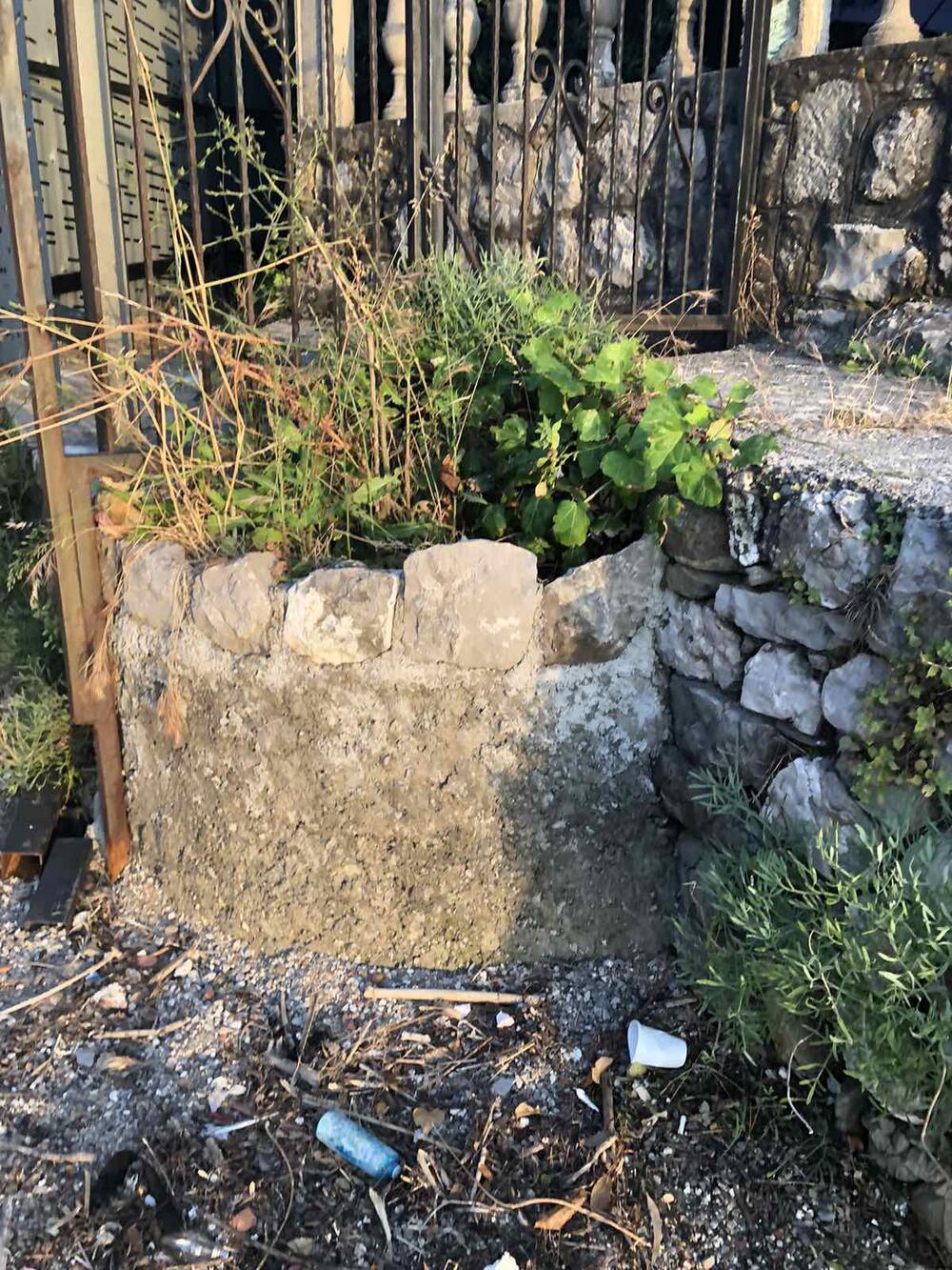 <p>Vlasnik susjedne parcele zemljišta u Kaluđerovini u Tivatskom zalivu podigao metalnu odgradu i time objekte potpuno odsjekao od kopnene veze sa svijetom. Komunalna policija i inspekcija ispituju slučaj i na sudu</p>