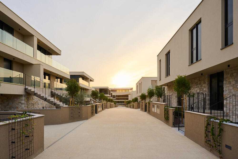 <p>Među sedam hiljada oglasa na našoj digitalnoj platformi <a href="https://soping.vijesti.me/" target="_blank">soping.me</a> ima i onih od kojih zastaje dah. Pročitajte priču o vilama u Petramu</p>