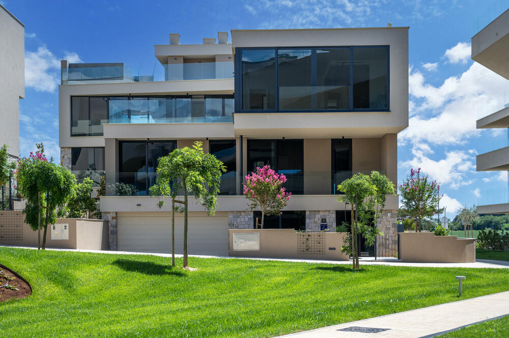 <p>Među sedam hiljada oglasa na našoj digitalnoj platformi <a href="https://soping.vijesti.me/" target="_blank">soping.me</a> ima i onih od kojih zastaje dah. Pročitajte priču o vilama u Petramu</p>