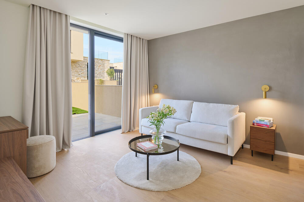 <p>Među sedam hiljada oglasa na našoj digitalnoj platformi <a href="https://soping.vijesti.me/" target="_blank">soping.me</a> ima i onih od kojih zastaje dah. Pročitajte priču o vilama u Petramu</p>