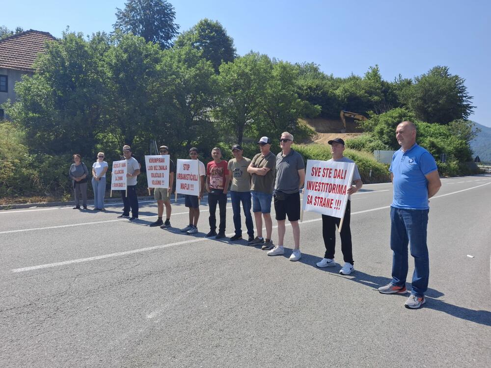 <p>"Protestujem zbog sumnji u korupciju među nekim službenicima Opstine", rekao je preduzetnik</p>