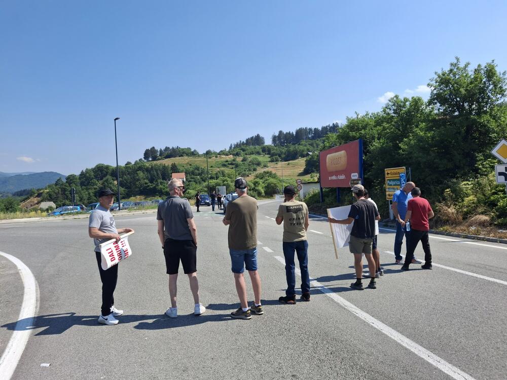 <p>"Protestujem zbog sumnji u korupciju među nekim službenicima Opstine", rekao je preduzetnik</p>