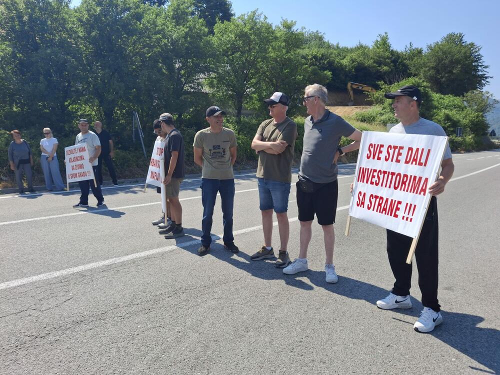 <p>"Protestujem zbog sumnji u korupciju među nekim službenicima Opstine", rekao je preduzetnik</p>