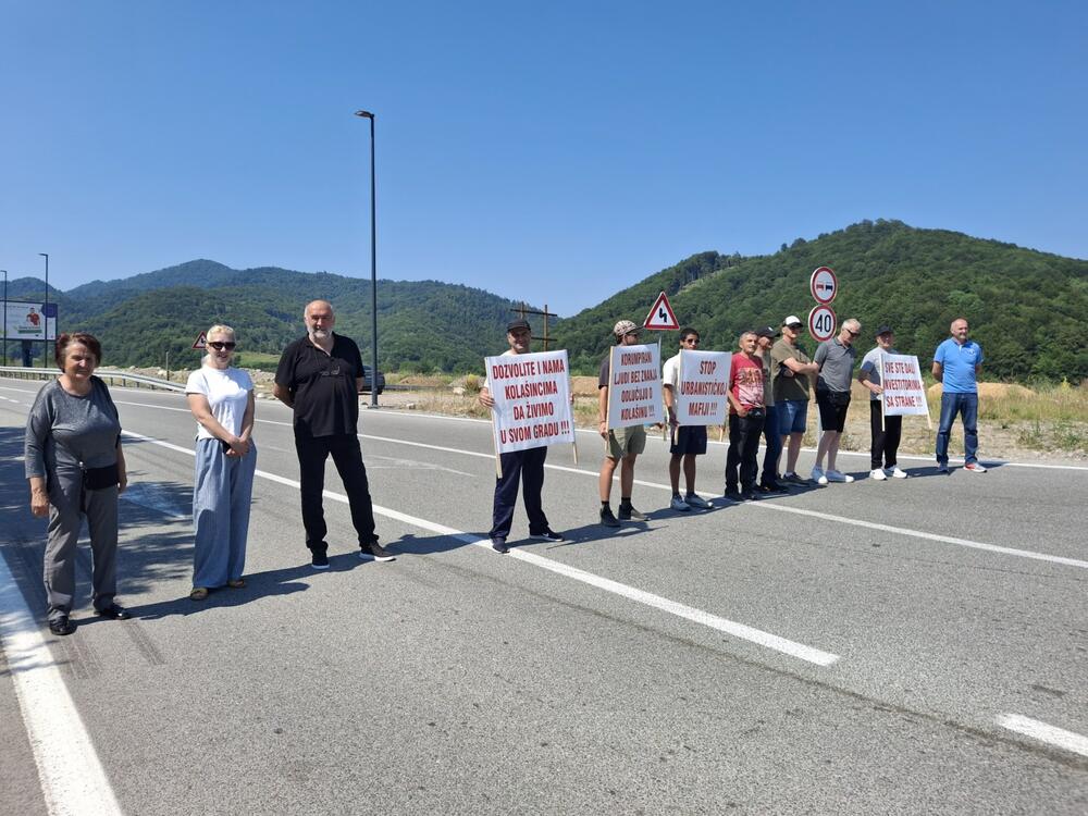 <p>"Protestujem zbog sumnji u korupciju među nekim službenicima Opstine", rekao je preduzetnik</p>