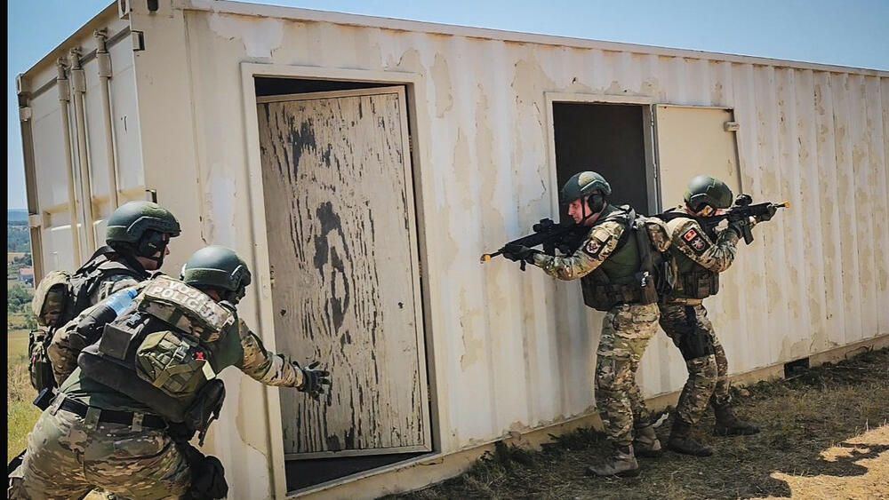 <p>„Vježba je okupila oko 700 pripadnika oružanih snaga iz Crne Gore, Azerbejdžana, Bosne i Hercegovine, Grčke, Italije, Mađarske, Rumunije, Sjeverne Makedonije, SAD-a, Ujedinjenog Kraljevstva i države domaćina“, kaže se u saopštenju</p>