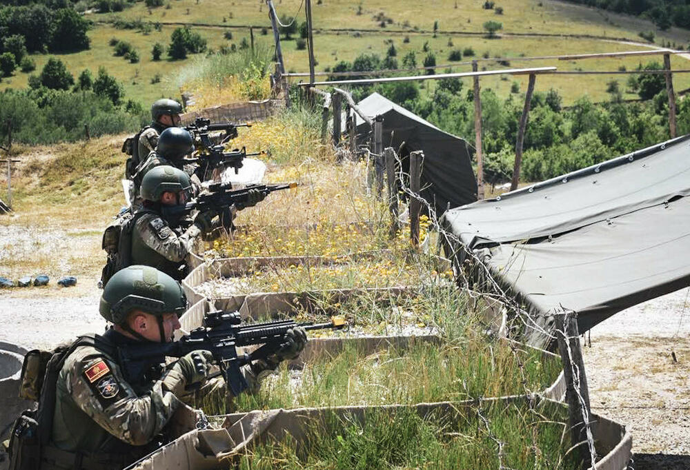 <p>„Vježba je okupila oko 700 pripadnika oružanih snaga iz Crne Gore, Azerbejdžana, Bosne i Hercegovine, Grčke, Italije, Mađarske, Rumunije, Sjeverne Makedonije, SAD-a, Ujedinjenog Kraljevstva i države domaćina“, kaže se u saopštenju</p>