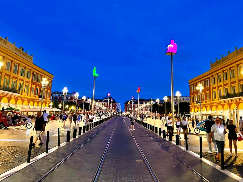 Osvijetljene skulpture „Razgovor u Nici“ na Trgu Masena