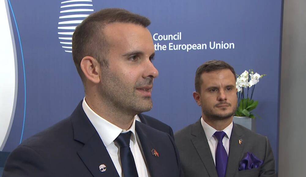 <p>Premijer je naveo da je veliki optimizam među državama članicama postojao danas, da su poruke bile vrlo ohrabrujuće, "da su poruke govorile u pravcu da računaju na Crnu Goru i da ohrabruju Crnu Goru da se sljedeću godinu i po dana maksimalno fokusira na evropske reforme i da rezultat neće izostati"</p>