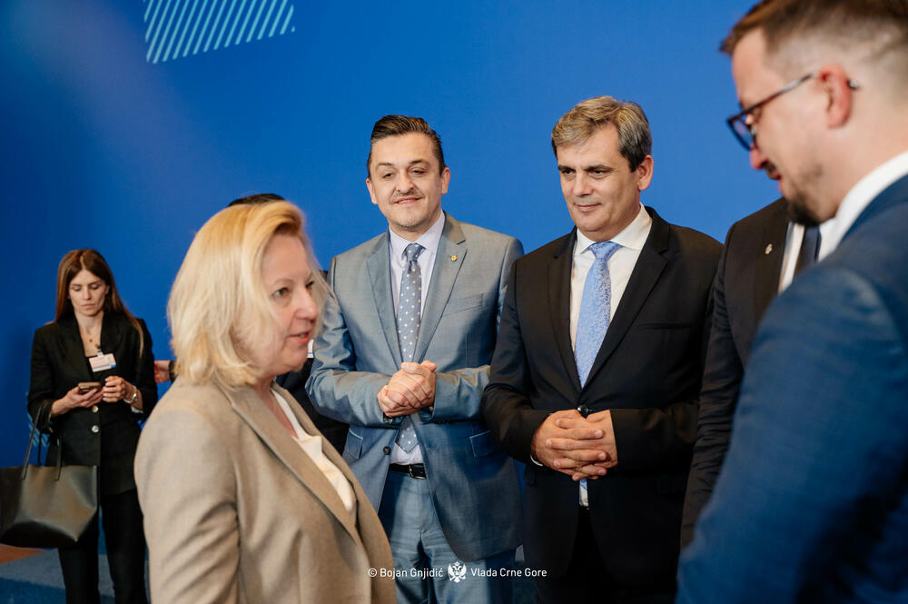 <p>Premijer je naveo da je veliki optimizam među državama članicama postojao danas, da su poruke bile vrlo ohrabrujuće, "da su poruke govorile u pravcu da računaju na Crnu Goru i da ohrabruju Crnu Goru da se sljedeću godinu i po dana maksimalno fokusira na evropske reforme i da rezultat neće izostati"</p>