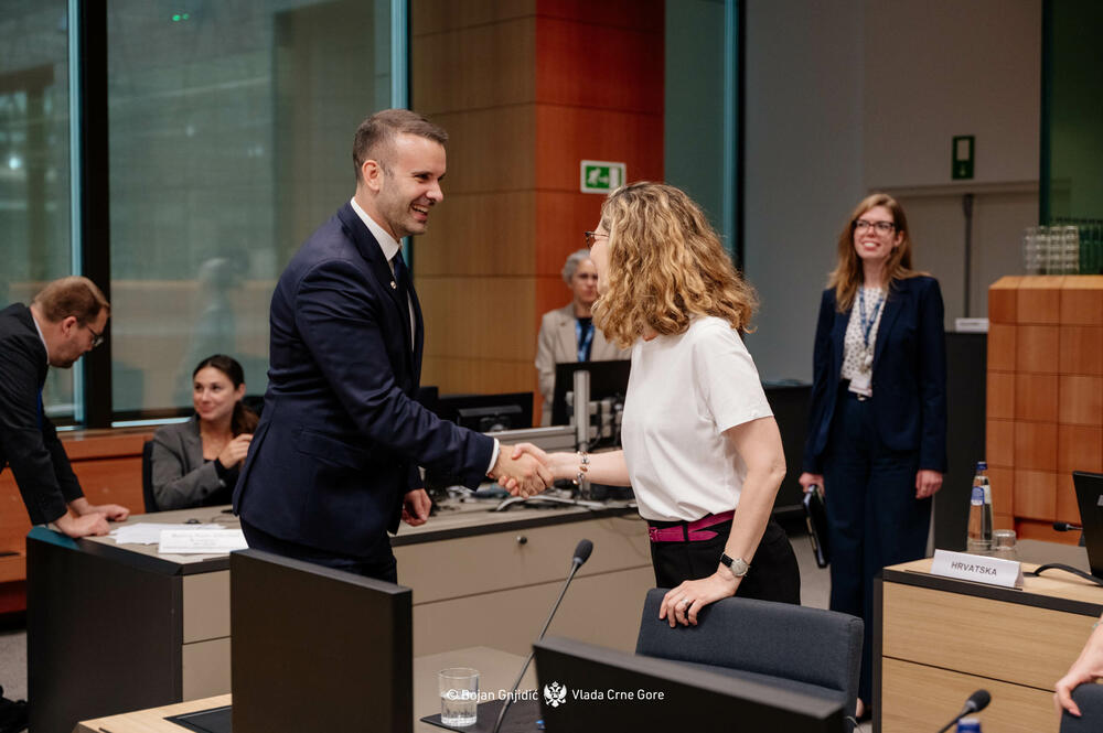 <p>Premijer je naveo da je veliki optimizam među državama članicama postojao danas, da su poruke bile vrlo ohrabrujuće, "da su poruke govorile u pravcu da računaju na Crnu Goru i da ohrabruju Crnu Goru da se sljedeću godinu i po dana maksimalno fokusira na evropske reforme i da rezultat neće izostati"</p>