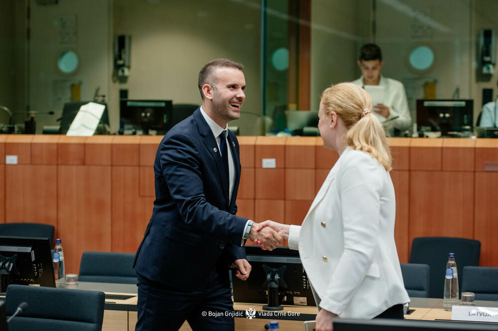 <p>Premijer je naveo da je veliki optimizam među državama članicama postojao danas, da su poruke bile vrlo ohrabrujuće, "da su poruke govorile u pravcu da računaju na Crnu Goru i da ohrabruju Crnu Goru da se sljedeću godinu i po dana maksimalno fokusira na evropske reforme i da rezultat neće izostati"</p>