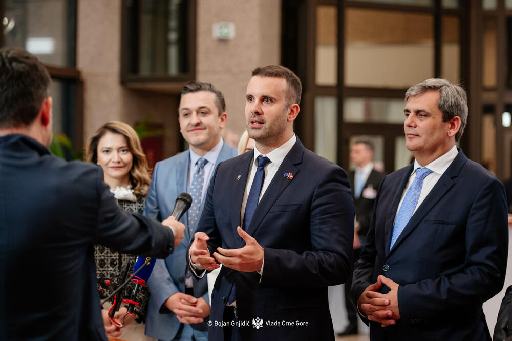 <p>Premijer je naveo da je veliki optimizam među državama članicama postojao danas, da su poruke bile vrlo ohrabrujuće, "da su poruke govorile u pravcu da računaju na Crnu Goru i da ohrabruju Crnu Goru da se sljedeću godinu i po dana maksimalno fokusira na evropske reforme i da rezultat neće izostati"</p>