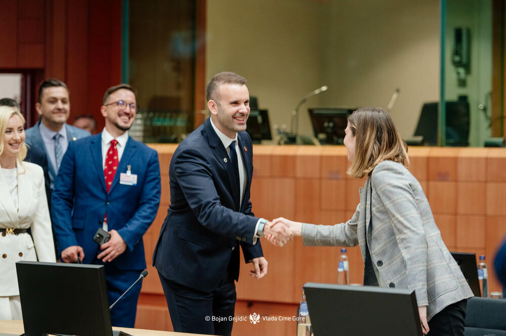 <p>Premijer je naveo da je veliki optimizam među državama članicama postojao danas, da su poruke bile vrlo ohrabrujuće, "da su poruke govorile u pravcu da računaju na Crnu Goru i da ohrabruju Crnu Goru da se sljedeću godinu i po dana maksimalno fokusira na evropske reforme i da rezultat neće izostati"</p>