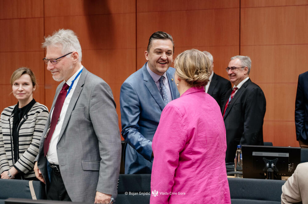 <p>Premijer je naveo da je veliki optimizam među državama članicama postojao danas, da su poruke bile vrlo ohrabrujuće, "da su poruke govorile u pravcu da računaju na Crnu Goru i da ohrabruju Crnu Goru da se sljedeću godinu i po dana maksimalno fokusira na evropske reforme i da rezultat neće izostati"</p>