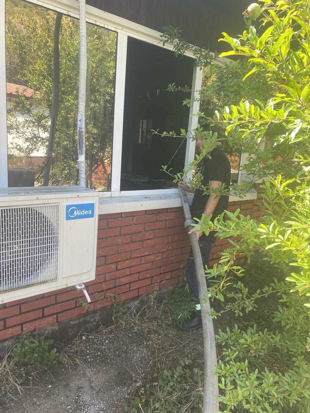 <p>"Niko nije povrijeđen, ali je pričinjena znatna materijalna šteta", kazao je komandir Službe zaštite i spasavanja Dragan Božović</p>