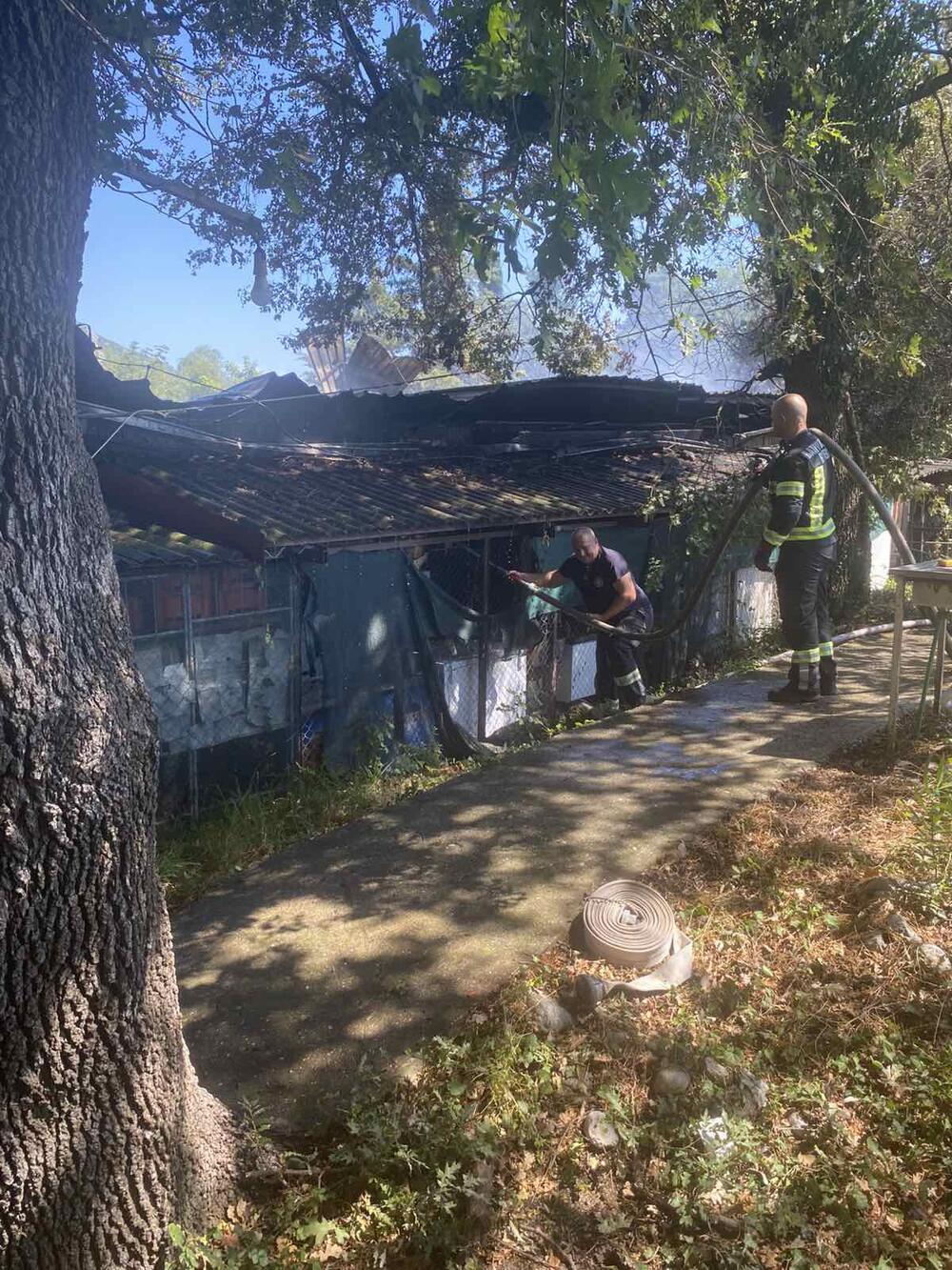 <p>"Niko nije povrijeđen, ali je pričinjena znatna materijalna šteta", kazao je komandir Službe zaštite i spasavanja Dragan Božović</p>