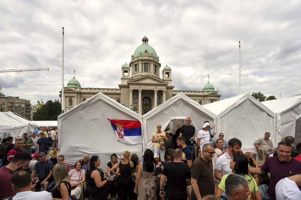 <p>Studenti u blokadi na demonstracijama na beogradskom trgu Slavija proglasili su vlast u Srbiji nelegitimnom</p>  <p>Dva protesta održana su na državni praznik Vidovdan u centru Beograda. Jedan su organizovali studenti koji od novembra 2024. blokiraju fakultete širom zemlje i zahtijevaju vanredne izbore. Drugi građani koji, kako kažu, podržavaju predsjednika Srbije Aleksandra Vučića</p>  <p>Sukobi dijela demonstranata i policije izbili su uoči i nakon zvaničnog završetka studentskog protesta na Trgu Slavija</p>  <p>Na protestu pod nazivom "Vidimo se na Vidovdan" okupile su se desetine hiljada ljudi</p>  <p>Pristalice vlasti okupile su se ispred Skupštine, gde je održano "književno veče"</p>