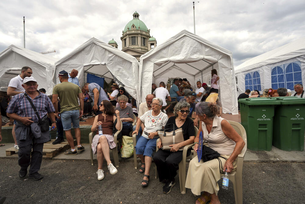 <p>Studenti u blokadi na demonstracijama na beogradskom trgu Slavija proglasili su vlast u Srbiji nelegitimnom</p>  <p>Dva protesta održana su na državni praznik Vidovdan u centru Beograda. Jedan su organizovali studenti koji od novembra 2024. blokiraju fakultete širom zemlje i zahtijevaju vanredne izbore. Drugi građani koji, kako kažu, podržavaju predsjednika Srbije Aleksandra Vučića</p>  <p>Sukobi dijela demonstranata i policije izbili su uoči i nakon zvaničnog završetka studentskog protesta na Trgu Slavija</p>  <p>Na protestu pod nazivom "Vidimo se na Vidovdan" okupile su se desetine hiljada ljudi</p>  <p>Pristalice vlasti okupile su se ispred Skupštine, gde je održano "književno veče"</p>