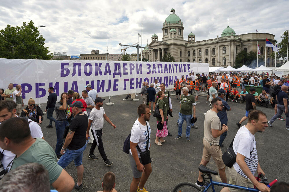 <p>Studenti u blokadi na demonstracijama na beogradskom trgu Slavija proglasili su vlast u Srbiji nelegitimnom</p>  <p>Dva protesta održana su na državni praznik Vidovdan u centru Beograda. Jedan su organizovali studenti koji od novembra 2024. blokiraju fakultete širom zemlje i zahtijevaju vanredne izbore. Drugi građani koji, kako kažu, podržavaju predsjednika Srbije Aleksandra Vučića</p>  <p>Sukobi dijela demonstranata i policije izbili su uoči i nakon zvaničnog završetka studentskog protesta na Trgu Slavija</p>  <p>Na protestu pod nazivom "Vidimo se na Vidovdan" okupile su se desetine hiljada ljudi</p>  <p>Pristalice vlasti okupile su se ispred Skupštine, gde je održano "književno veče"</p>
